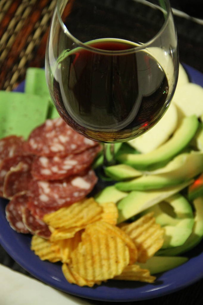 Snack-en wijnbar pesto - Foto, afbeelding