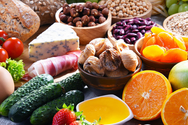 Nejrůznějších organických potravin na stole - Fotografie, Obrázek