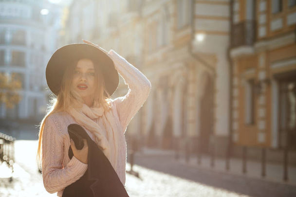 Concept mode rue : jolie jeune mannequin portant chapeau et sueur
 - Photo, image