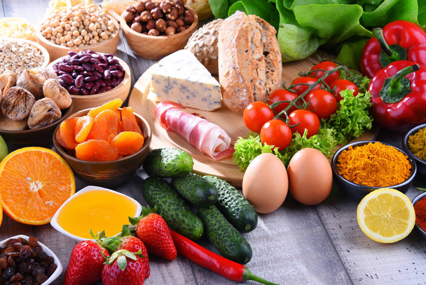 Różne produkty organiczne jedzenie na stole - Zdjęcie, obraz