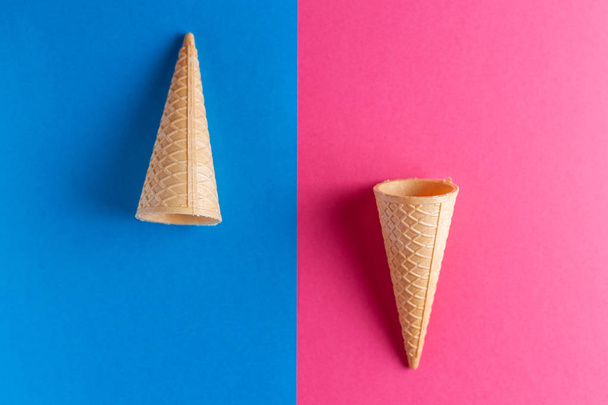 Cornet de helado sobre fondo azul y rosa
 - Foto, imagen