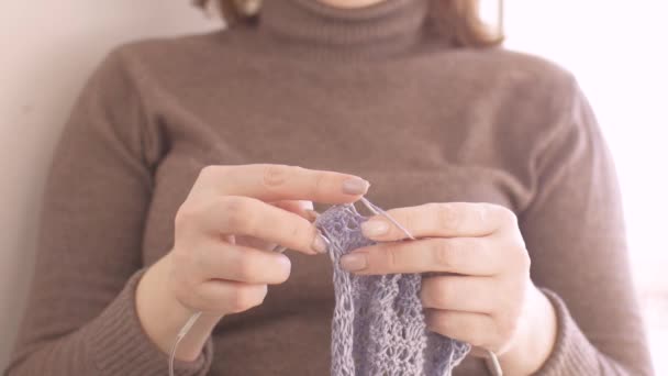 その女性はウールの服を編む。編み針。クローズアップ - 映像、動画