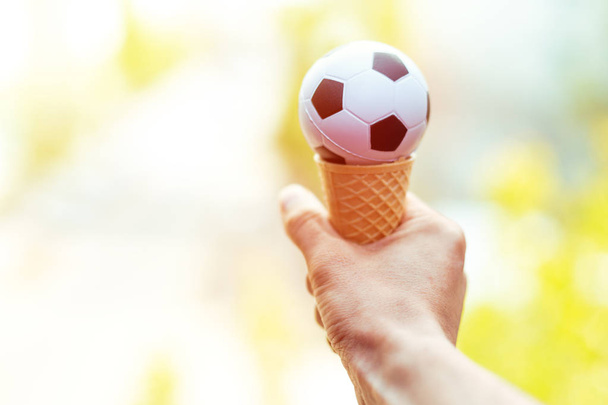 Η προσωπικότητα έχει ένα παγωτό με μπάλα ποδοσφαίρου - Φωτογραφία, εικόνα