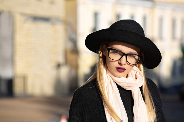 Closeup, roztomilá blondýnka s brýlemi a kloboukem - Fotografie, Obrázek