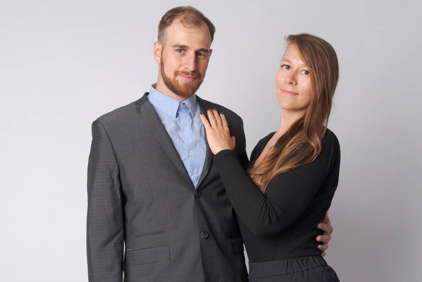 お互いに抱き合う若いビジネスカップルの肖像 - 写真・画像