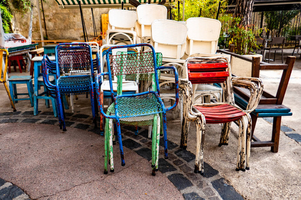 pila de sillas de hierro de colores
 - Foto, imagen