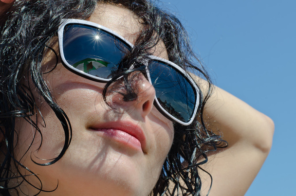 portrét ženy v slunečních brýlích - Fotografie, Obrázek