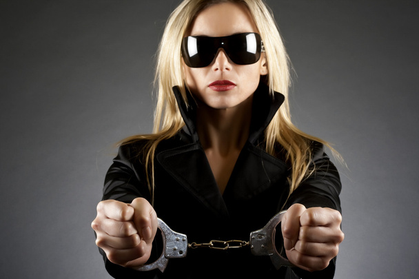 Жінки носять наручники
 - Фото, зображення
