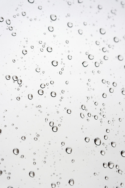 Gocce di pioggia sulla finestra inclinata
 - Foto, immagini