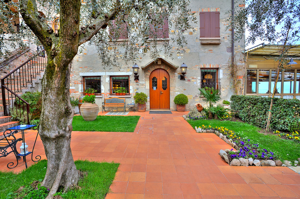 terras bij de ingang van restaurant in sirmione, Italië. - Foto, afbeelding