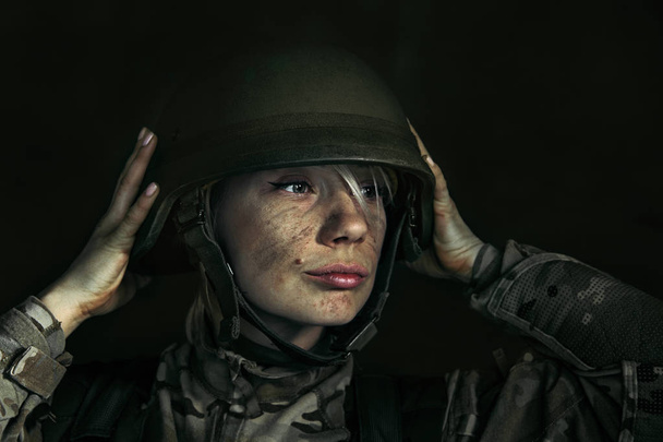 Portrait of young female soldier - Foto, afbeelding