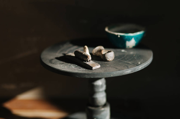 Pratos feitos de cerâmica. Copos, canecas e talheres
 - Foto, Imagem