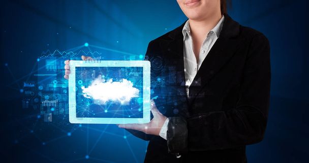 Χέρι εκμετάλλευση tablet με σύννεφο τεχνολογία έννοια - Φωτογραφία, εικόνα