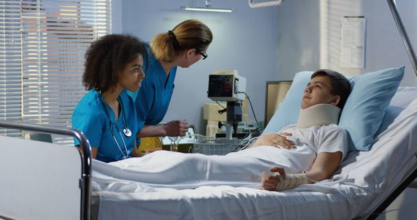 Kórházi ágyon fekvő fiú - Fotó, kép