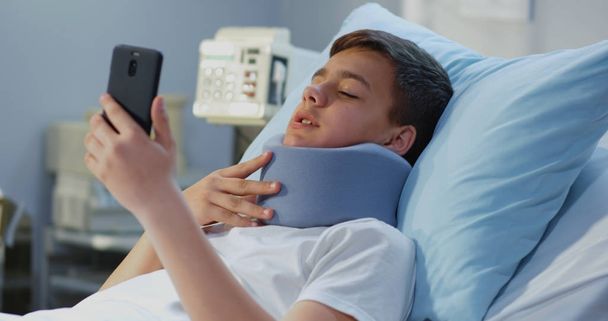 Patient adolescent utilisant un téléphone portable à l'hôpital
 - Photo, image