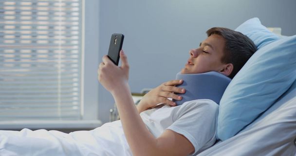 Patient adolescent utilisant un téléphone portable à l'hôpital
 - Photo, image