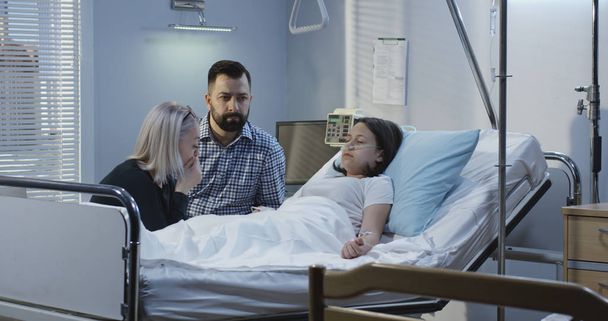 Hastanede yatan kadın hasta - Fotoğraf, Görsel