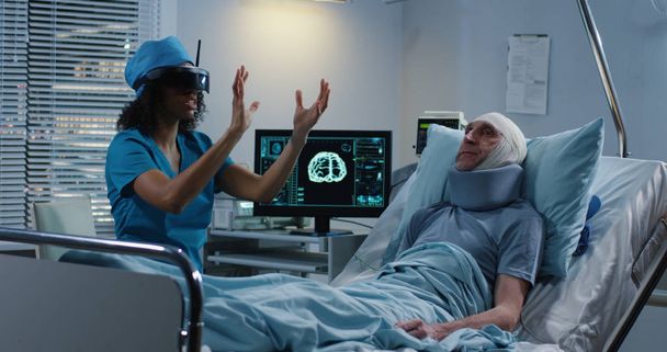 Γιατρός με ακουστικά VR κατά τη διάρκεια της συζήτησης διάγνωσης - Φωτογραφία, εικόνα