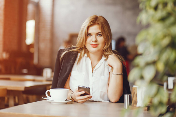 Tyttö kahvin kanssa
 - Valokuva, kuva