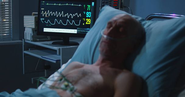 Spící pacient a srdeční monitor - Fotografie, Obrázek
