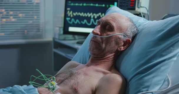 Paciente adormecido e monitor cardíaco
 - Foto, Imagem