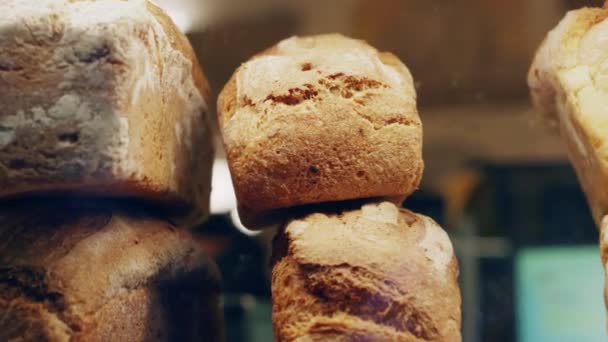 Live-Beweglicher Blick auf die Vitrine der Bäckerei mit frischem Brot, durch Glas - Filmmaterial, Video