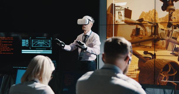 Ηγέτης αποστολής του Mars χρησιμοποιώντας ακουστικά VR - Φωτογραφία, εικόνα