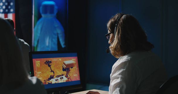 Técnicos de misión de Marte trabajando en su escritorio
 - Foto, imagen