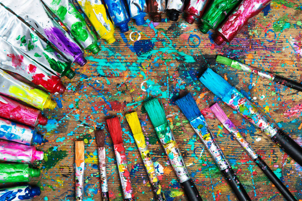 Formación artística. Mesa de artista manchado con pintura acrílica y pinceles
 - Foto, Imagen