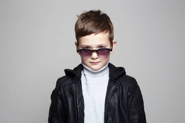 Модный маленький мальчик в солнечных очках. стильный ребенок
 - Фото, изображение