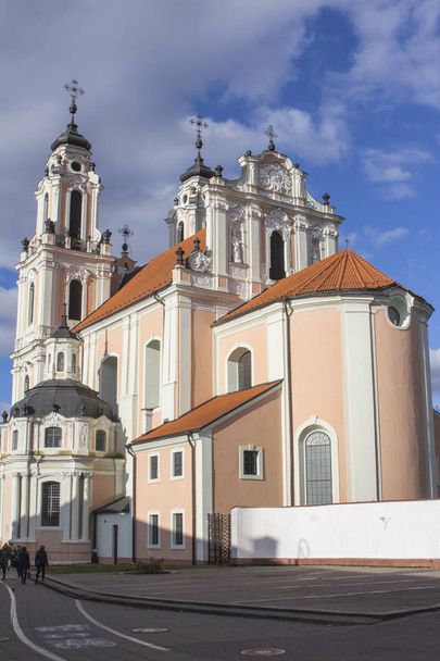 La iglesia de Santa Catalina es la iglesia del antiguo monasterio benedictino de Vilna. Lituania
 - Foto, Imagen