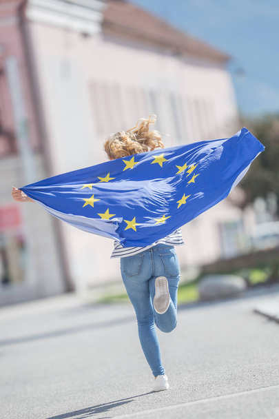 Attractive happy young girl with the flag of the European Union - Foto, Bild