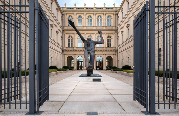 Az "az évszázad lépés" bronzszobor a Potsdam, Brandenburg, Németország Barberini Múzeum bejáratánál - Fotó, kép