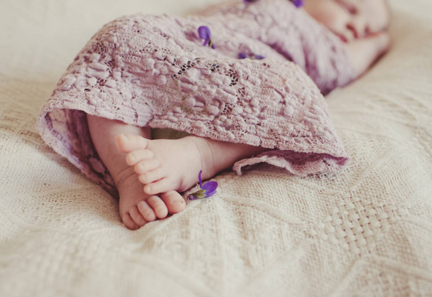 towel and cute newborn feet - Foto, imagen