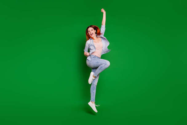 Повний розмір тіла портрет її вона красиво приваблива красива струнка вписана тонка весела весела весела весела дівчина, яка весело танцює танцівниця ізольована на яскравому яскравому зеленому фоні
 - Фото, зображення