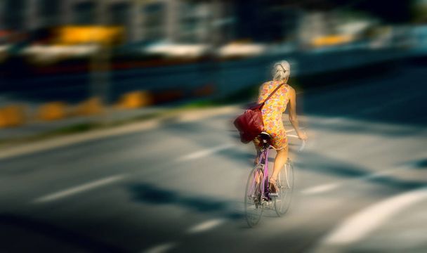 fitte Seniorin und Geschäftsfrau in Hamburg mit dem Rennrad unterwegs - Foto, Bild