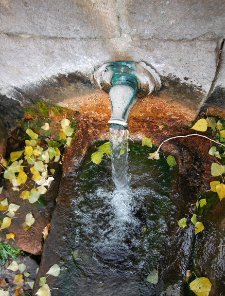 Fuente de piedra montaña agua
 - Foto, imagen
