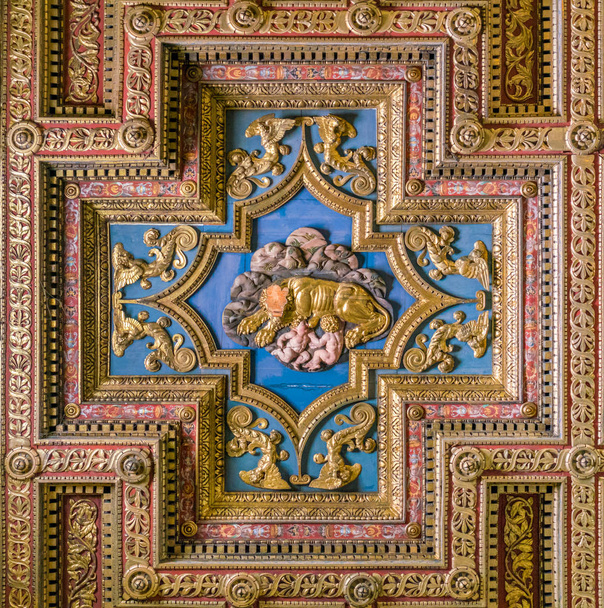 Capitoline Wolf wooden icon on the ceiling Basilica of Santa Maria in Ara Coeli, in Rome, Italy. April-18-2018 - Foto, Imagen