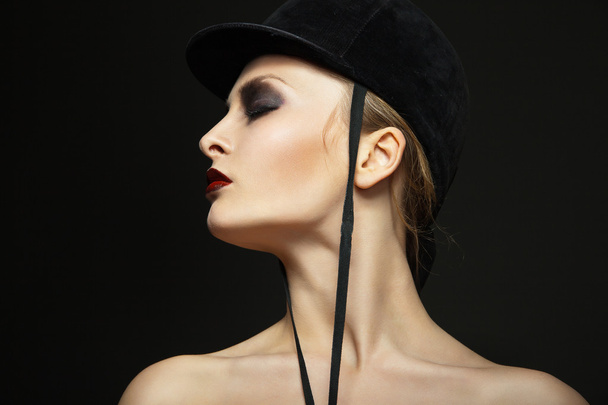 Fashion horsewoman wearing black hat - Foto, afbeelding