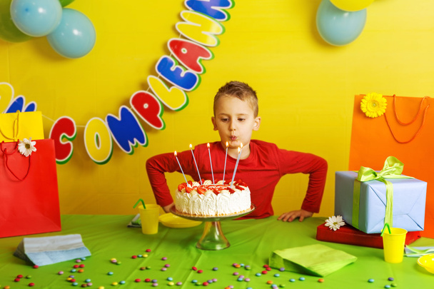Criança durante sua festa de aniversário
 - Foto, Imagem