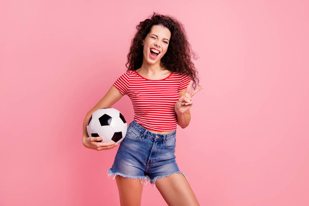 Portrait of her she nice-looking attractive lovely charming cheerful cheery crazy ecstatic wavy-haired girl holding in hands ball showing v-sign isolated over pink pastel background - Fotografie, Obrázek