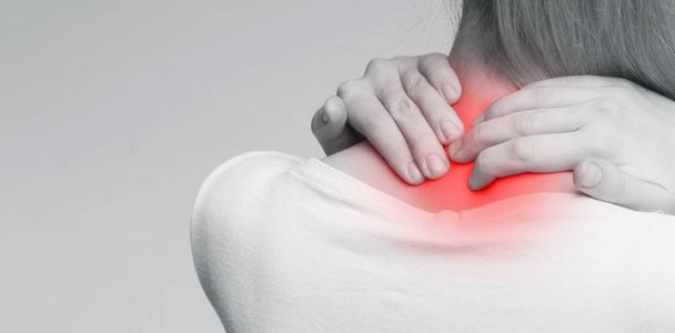 junge Frau mit Nackenschmerzen, Rückenansicht - Foto, Bild