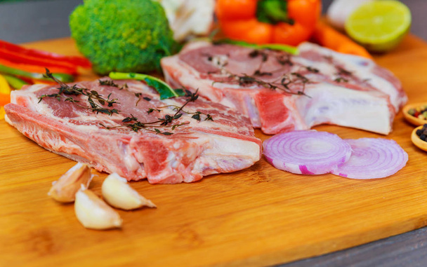 Čerstvý surový marinovaný Vepřový steak s bylinkami a koření, připravené k grilování - Fotografie, Obrázek