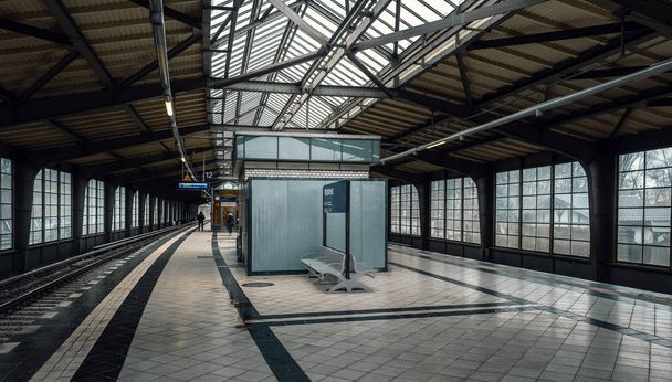 železniční stanice a plošiny berlínského vlaku v okruhu města, Berlín, Německo - Fotografie, Obrázek