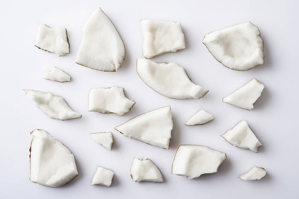 φρέσκα ώριμα καρύδας που απομονώνονται σε λευκό φόντο - Φωτογραφία, εικόνα