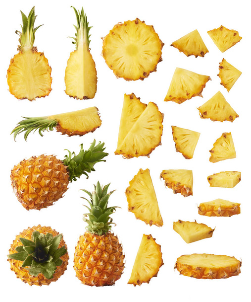 Ananas frais mûr et coupé bébé entier avec des tranches et des feuilles
  - Photo, image