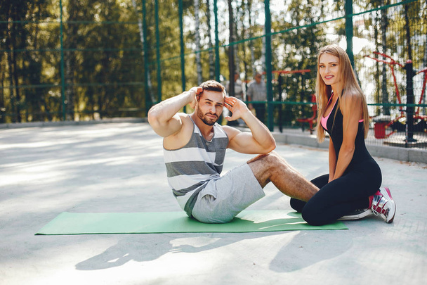 Sports couple in a morning summer park - Foto, Bild