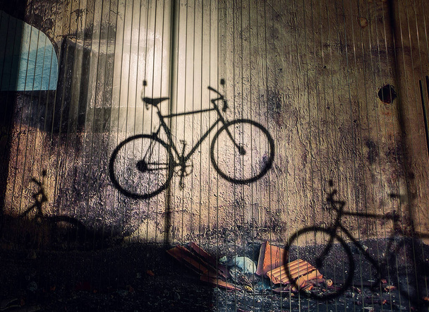 Sombra de una bicicleta en una pared de madera
 - Foto, Imagen