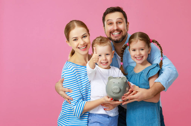 οικονομικό σχεδιασμό Happy οικογένεια μητέρα πατέρας και τα παιδιά με  - Φωτογραφία, εικόνα