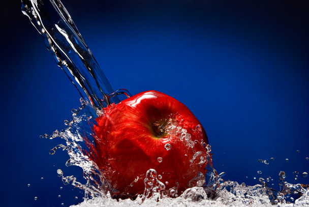 Red apple with water splash - Fotoğraf, Görsel